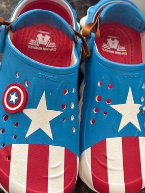 CROCS Kids Captain America Star Clogs - Blue/Red/White size J6